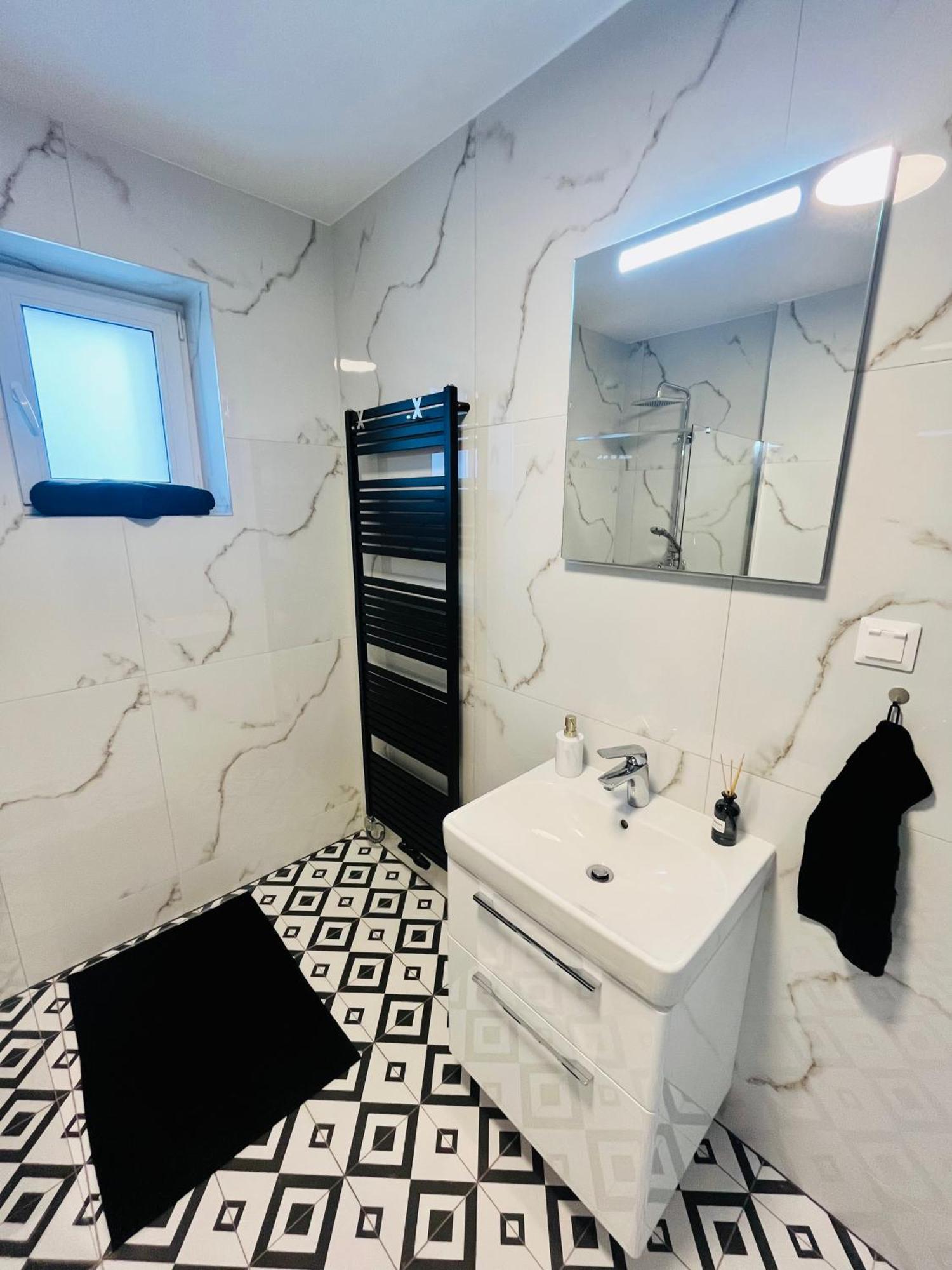 Apartment Riviera Centrum, Private Parking And Smart Check In 班斯卡-比斯特里察 外观 照片